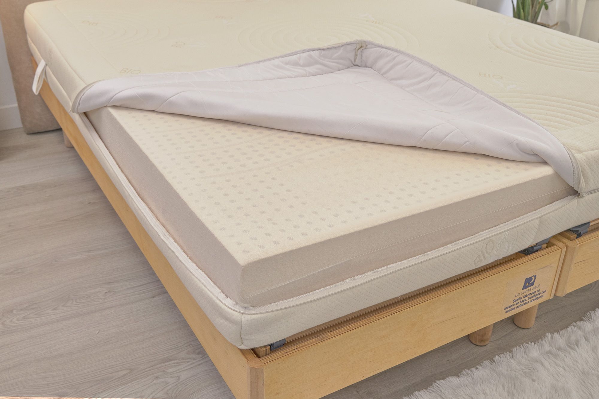 Detalle del bloque de látex 100% natural de La Cama Azul con estructura de celda abierta y funda de algodón orgánico desenfundable