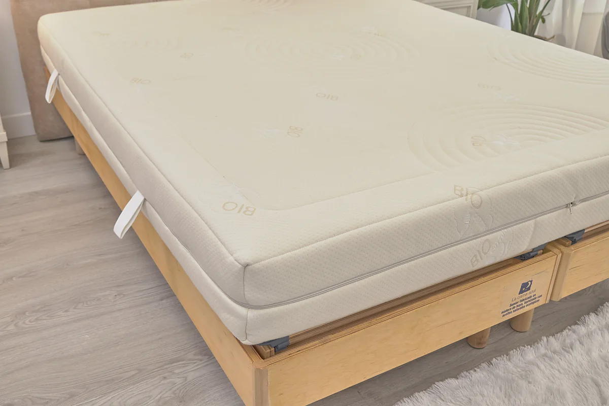 Colchón de látex 100% natural de La Cama Azul con funda de algodón orgánico sobre somier de madera de haya