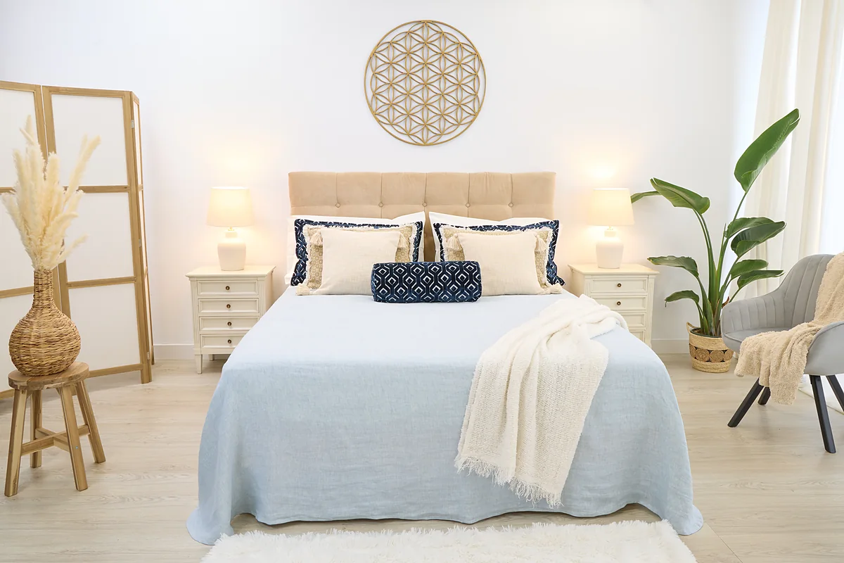 Dormitorio ecológico con cama de La Cama Azul vestida con Colcha de Lino Orgánico en azul
